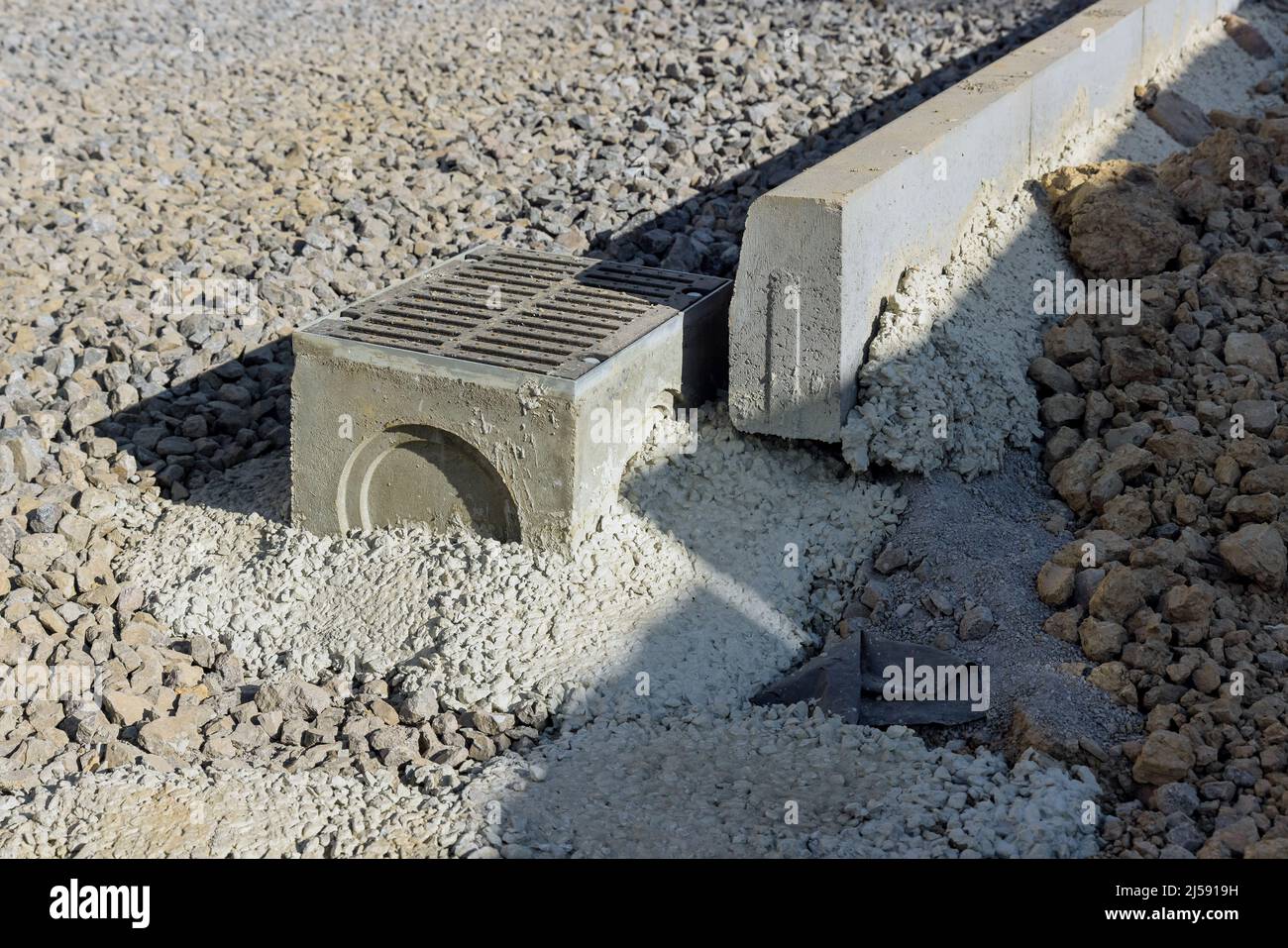 Verlegung für Kanalisationsbrunnen auf der neuen Straße des unterirdischen Sturmabwasserkanals Stockfoto
