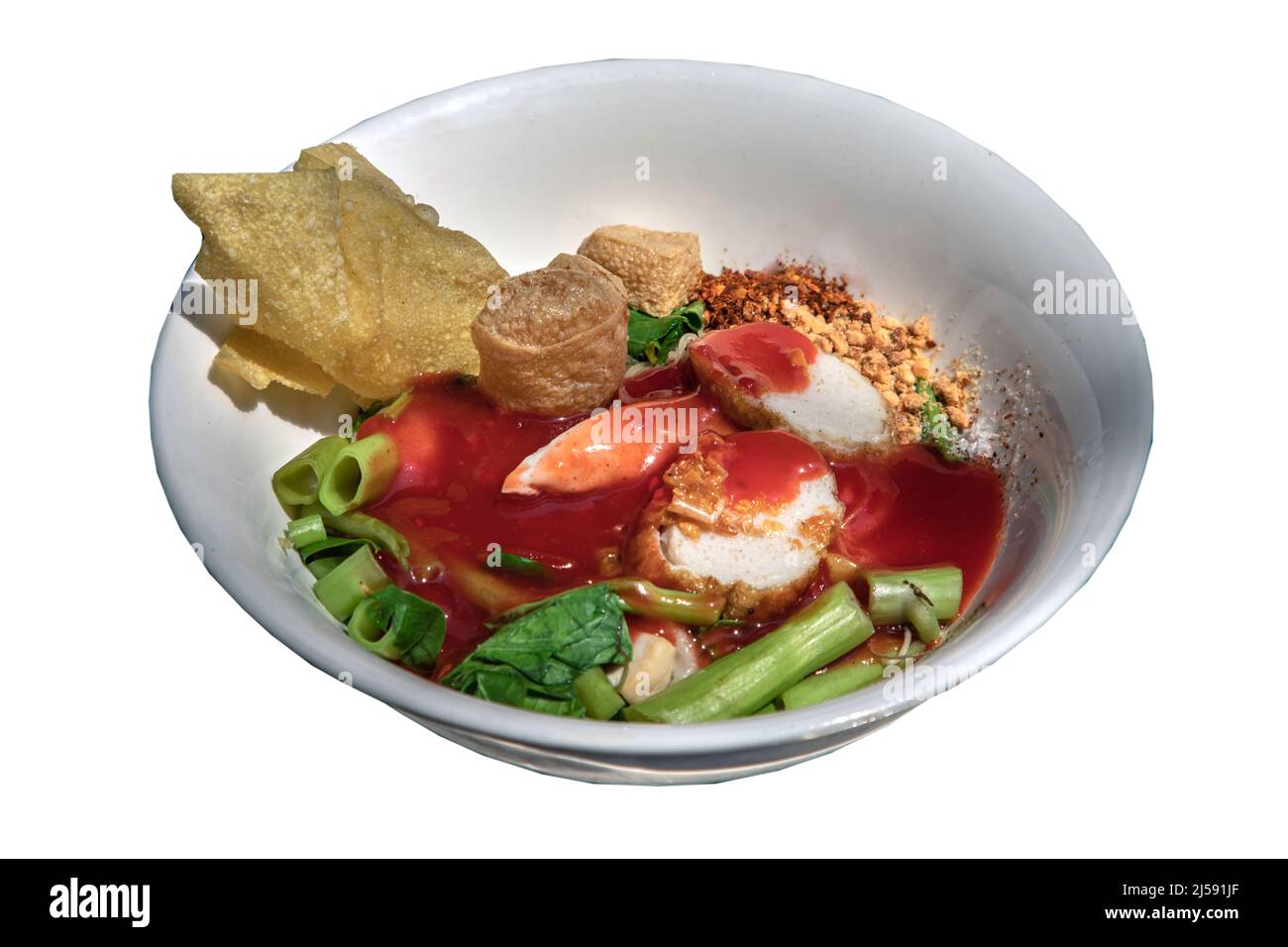 Traditionelle Yentafo- oder Eiernudeln mit rosafarbener Sauce und Fischbällchen, gebratener Tofu, chinesischem Morning Glory, gebratenem Wonton, gemahlener Erdnuss und gemahlenem getrocknetem Chi Stockfoto