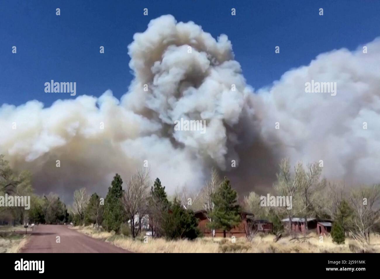 Rauch driftet aus dem Tunnelbrand nördlich von Flagstaff, Arizona 19. April 2022 in einem Standbild aus dem Video. Bild aufgenommen am 19. April 2022. REUTERS/Reuters TV Stockfoto