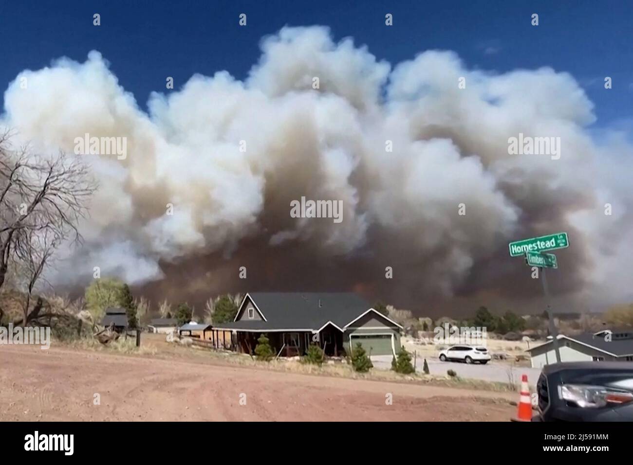 Rauch driftet aus dem Tunnelbrand nördlich von Flagstaff, Arizona 19. April 2022 in einem Standbild aus dem Video. Bild aufgenommen am 19. April 2022. REUTERS/Reuters TV Stockfoto