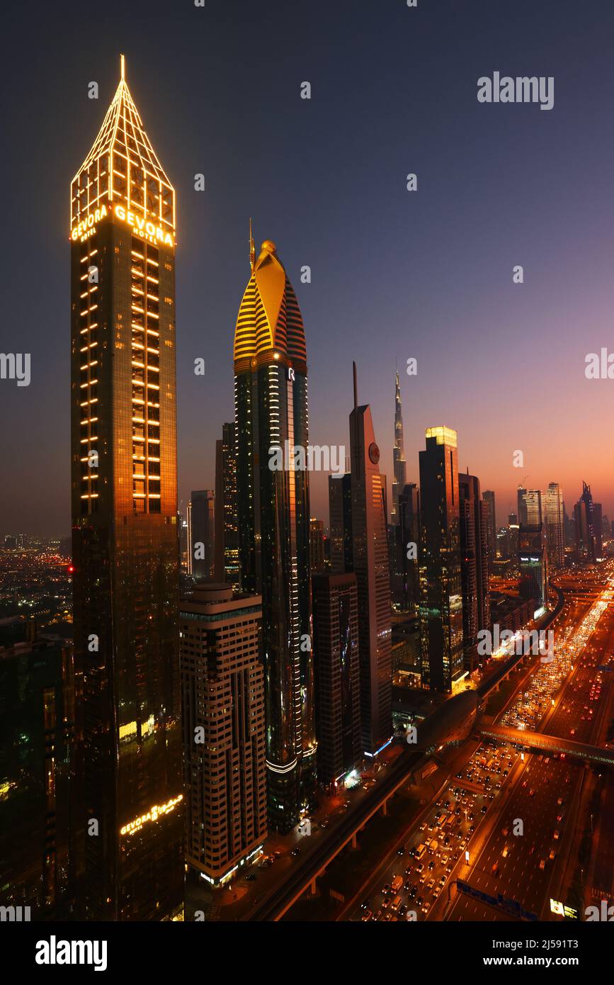 Dubai, moderne Architektur, Wolkenkratzer, , atmberaubende Aussicht auf die Skyline mit Hochhäuser, Skyscraper, Hotels über der Sheikh Zayed Road Stockfoto