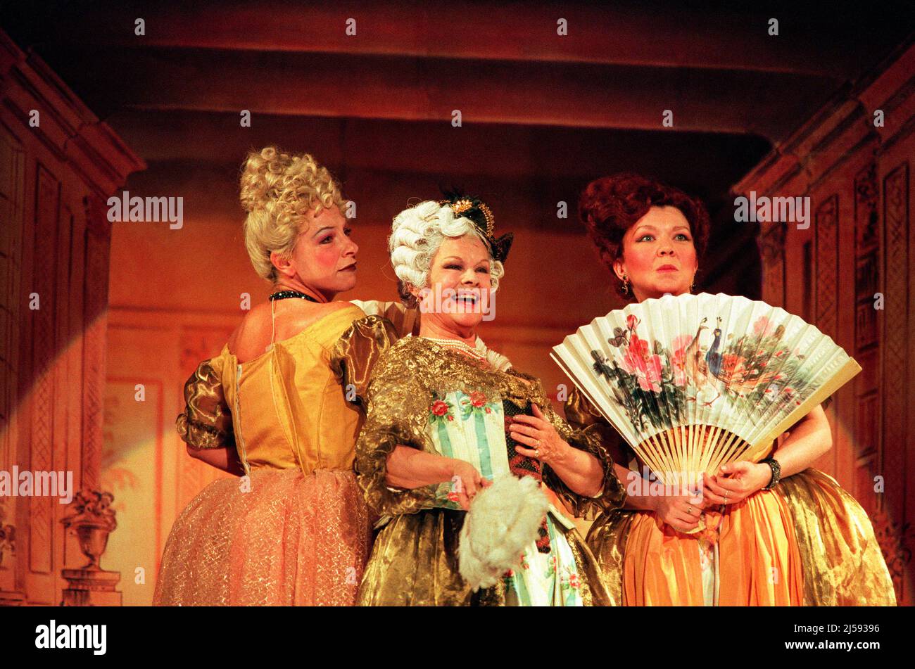 l-r: Morag McLaren (Mrs Segstrom), Judi Dench (Desiree Armfeldt), Di Botcher (Mrs Anderssen) in Einer KLEINEN NACHTMUSIK im Olivier Theatre, National Theatre (NT), London SE1 26/09/1995 Musik & Texte: Stephen Sondheim Buch: Hugh Wheeler Bühnenbild: Stephen Brimson Lewis Kostüme: Nicky Gillibrand Beleuchtung: Mark Henderson Regie: Sean Mathias Stockfoto