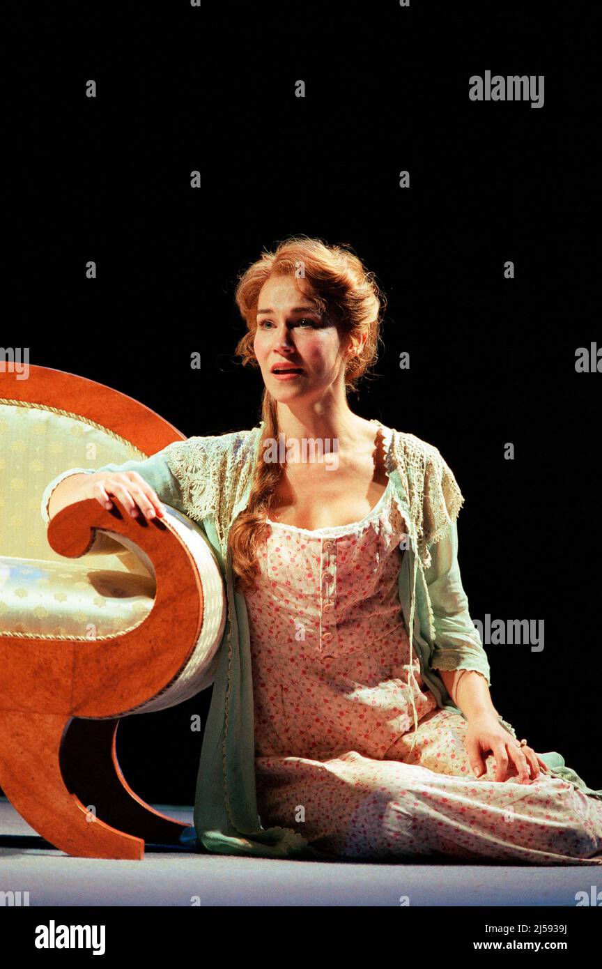 Joanna Riding (Anne Egerman) in A LITTLE NIGHT MUSIC at the Olivier Theatre, National Theatre (NT), London SE1 26/09/1995 Musik und Texte: Stephen Sondheim Buch: Hugh Wheeler Bühnenbild: Stephen Brimson Lewis Kostüme: Nicky Gillibrand Beleuchtung: Mark Henderson Regie: Sean Mathias Stockfoto