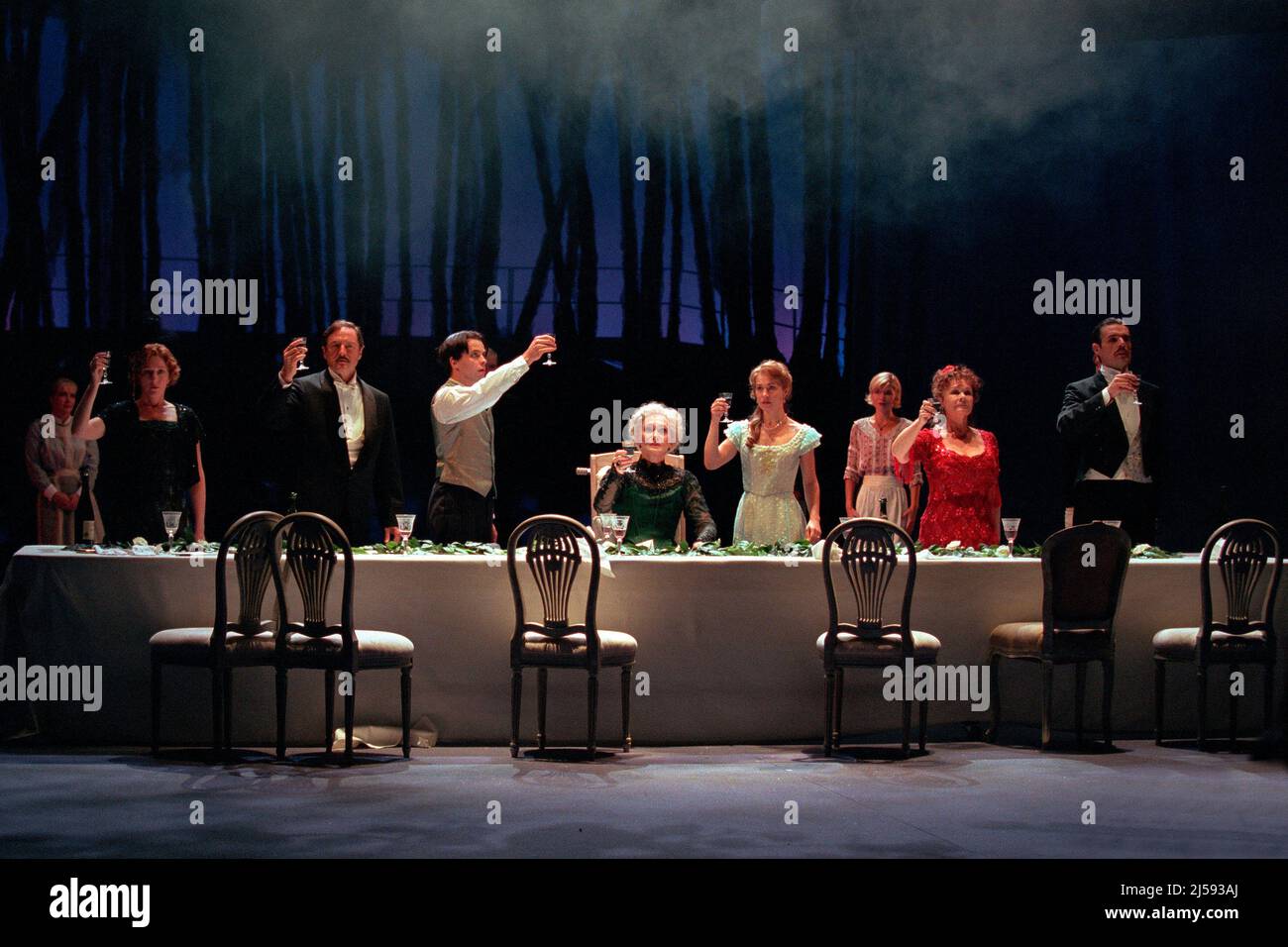 Vorne, l-r: Patricia Hodge (Gräfin Charlotte Malcolm), Laurence Guittard (Fredrik Egerman), Brendan O'Hea (Henrik Egerman), Sian Phillips (Madame Armfeldt), Joanna Riding (Anne Egerman), Issy van Randwyck (Petra), Judi Dench (Desiree Armfeldt), Lambert Wilson (Graf Carl-Magnus-THEATER in Einer KLEINEN NACHT, National-Musik im Theater, Olivier Malcolm) London SE1 26/09/1995 Musik & Texte: Stephen Sondheim Buch: Hugh Wheeler Bühnenbild: Stephen Brimson Lewis Kostüme: Nicky Gillibrand Beleuchtung: Mark Henderson Regie: Sean Mathias Stockfoto