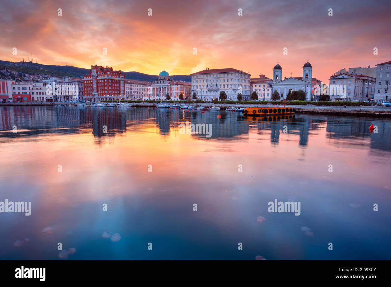 Triest, Italien. Stadtbild der Innenstadt von Triest, Italien bei dramatischem Sonnenaufgang. Stockfoto