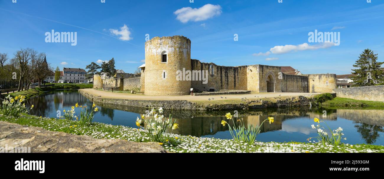 Blick auf die Burg von Brie Comte Robert und ihre Festungsmauern in Frankreich Stockfoto