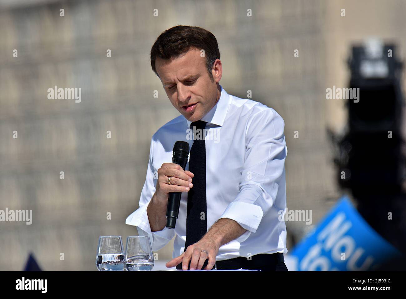 Emmanuel Macron hält während seines politischen Treffens Reden. Der französische Präsident Emmanuel Macron, Kandidat für die Präsidentschaftswahl der 'La Republique en Marche' (LREM), hatte eine öffentliche Sitzung in Marseille. Die zweite Runde der französischen Präsidentschaftswahlen soll am 24. April stattfinden. Stockfoto