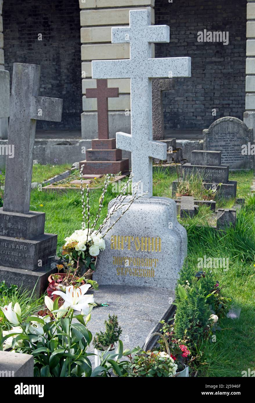 Das Grab 2003 Metropoliten antonios souroschins, des Leiters der russisch-orthodoxen Kirche in england und irland, des friedhofs brompton, london, england Stockfoto