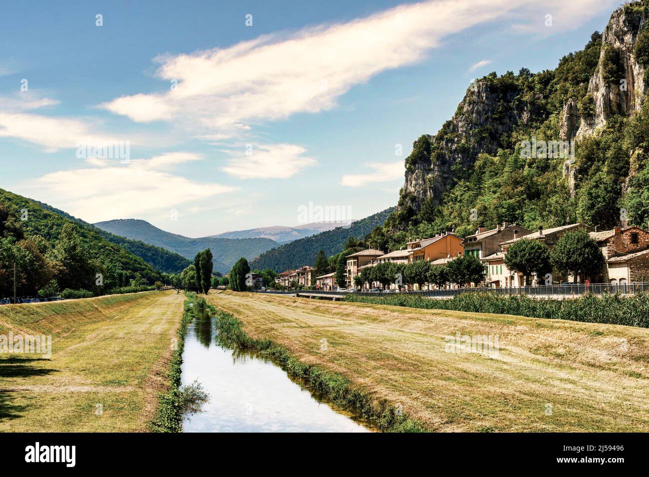 Schöne Szenenfoto- Landschaft- Winkelansicht der Provinz Pioraco von Macerata- Italien Stockfoto