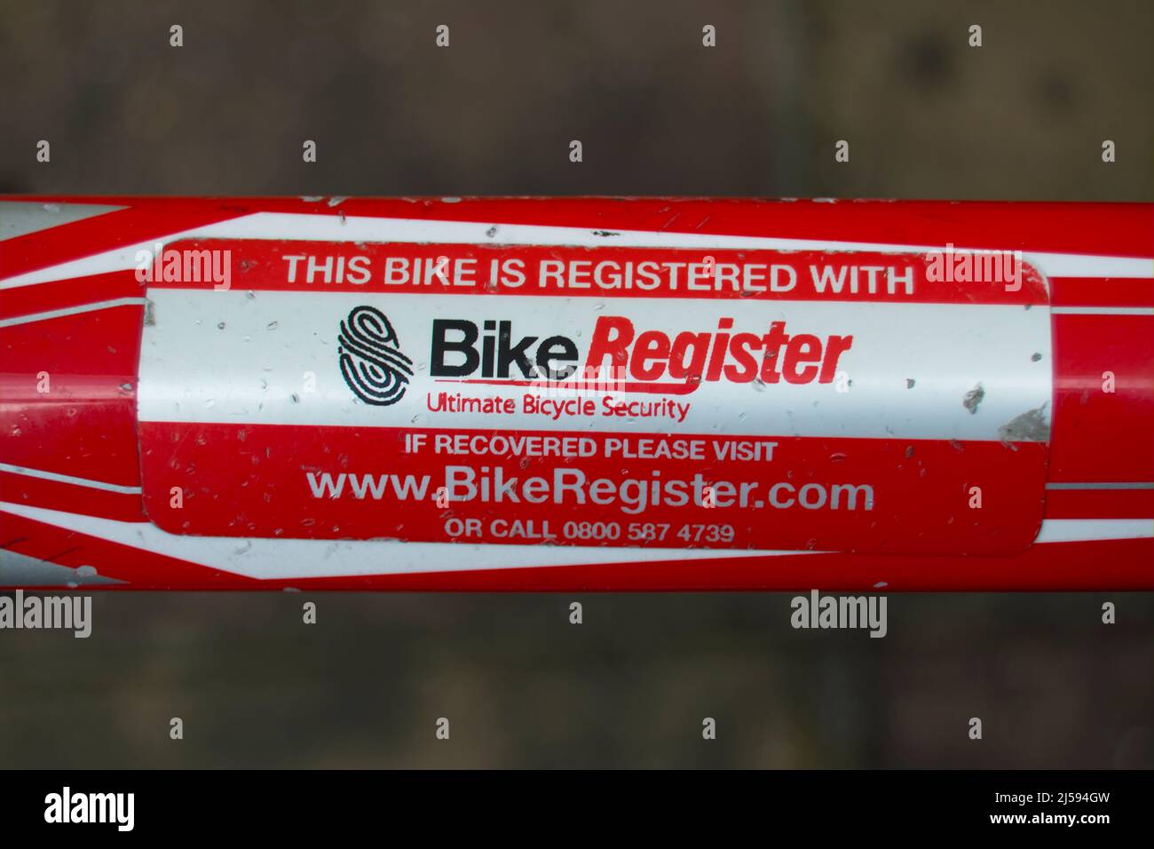 Fahrradrahmenetikett, das angibt, dass der Fahrradweg beim britischen Fahrradregister eingetragen wurde, um Fahrraddiebstahl und illegalen Weiterverkauf zu verhindern. Stockfoto