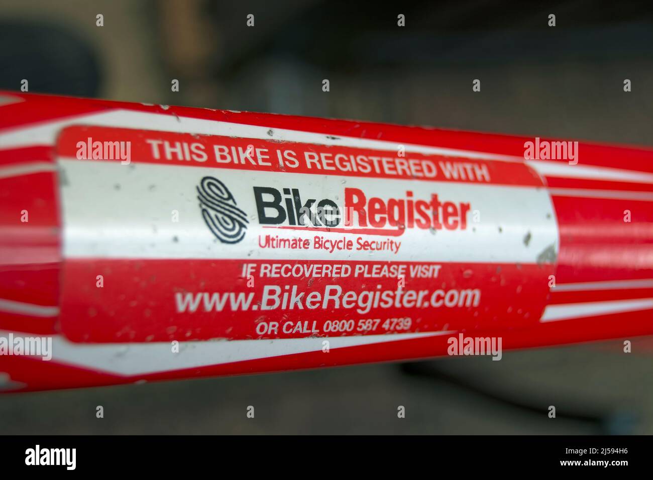 Fahrradrahmenetikett, das angibt, dass der Fahrradweg beim britischen Fahrradregister eingetragen wurde, um Fahrraddiebstahl und illegalen Weiterverkauf zu verhindern. Stockfoto
