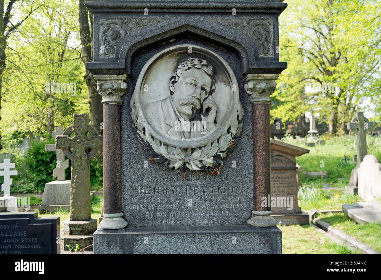 gedenkstätte mit Porträt des Grabes des Dramatikers aus dem 19.. Jahrhundert, henry pettitt, brompton Friedhof, london, england Stockfoto