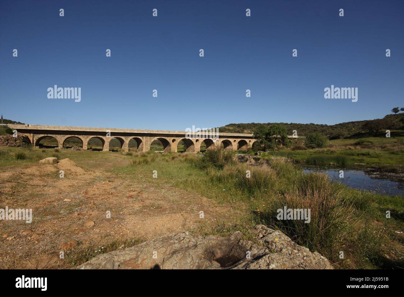 Brücke über den Rio Almonte südlich von Torrejon El Rubio, Extremadura, Spanien Stockfoto