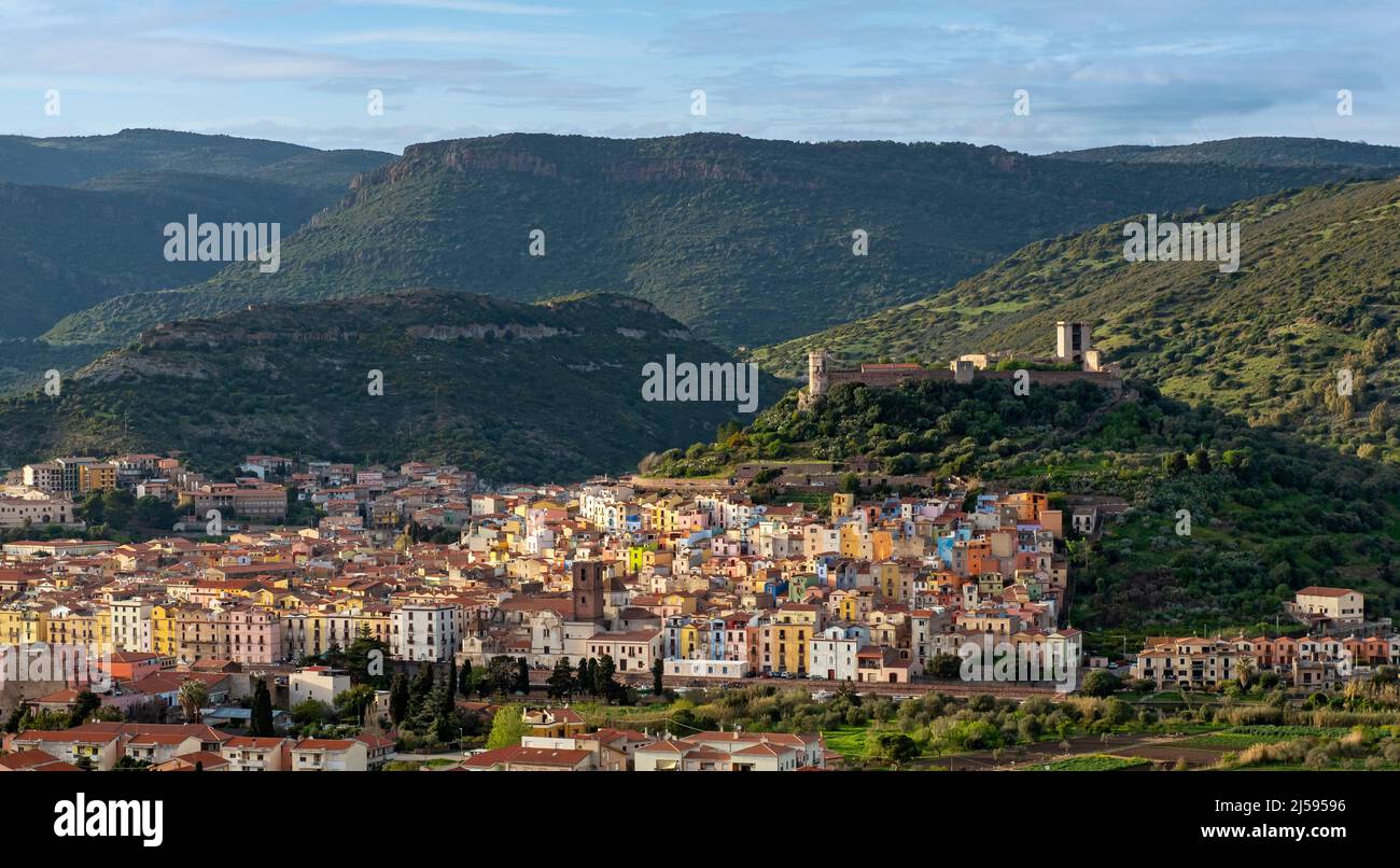 Fernansicht der Stadt Bosa mit Schloss Serravalle, Sardinien, Italien Stockfoto