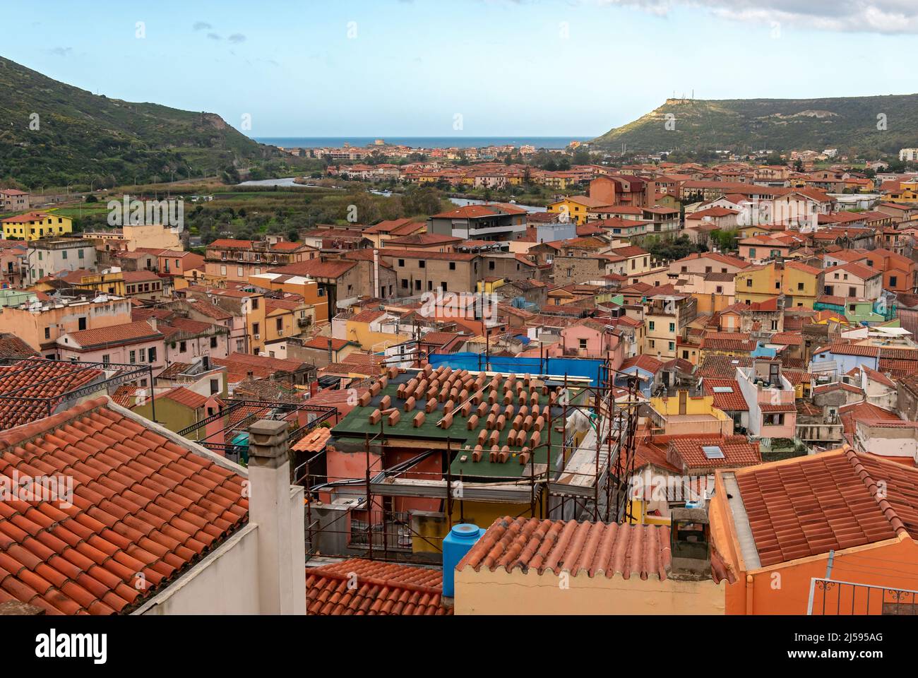 Blick auf die Stadt und den Yachthafen von Bosa vom Schloss Serravalle, Sardinien, Italien Stockfoto