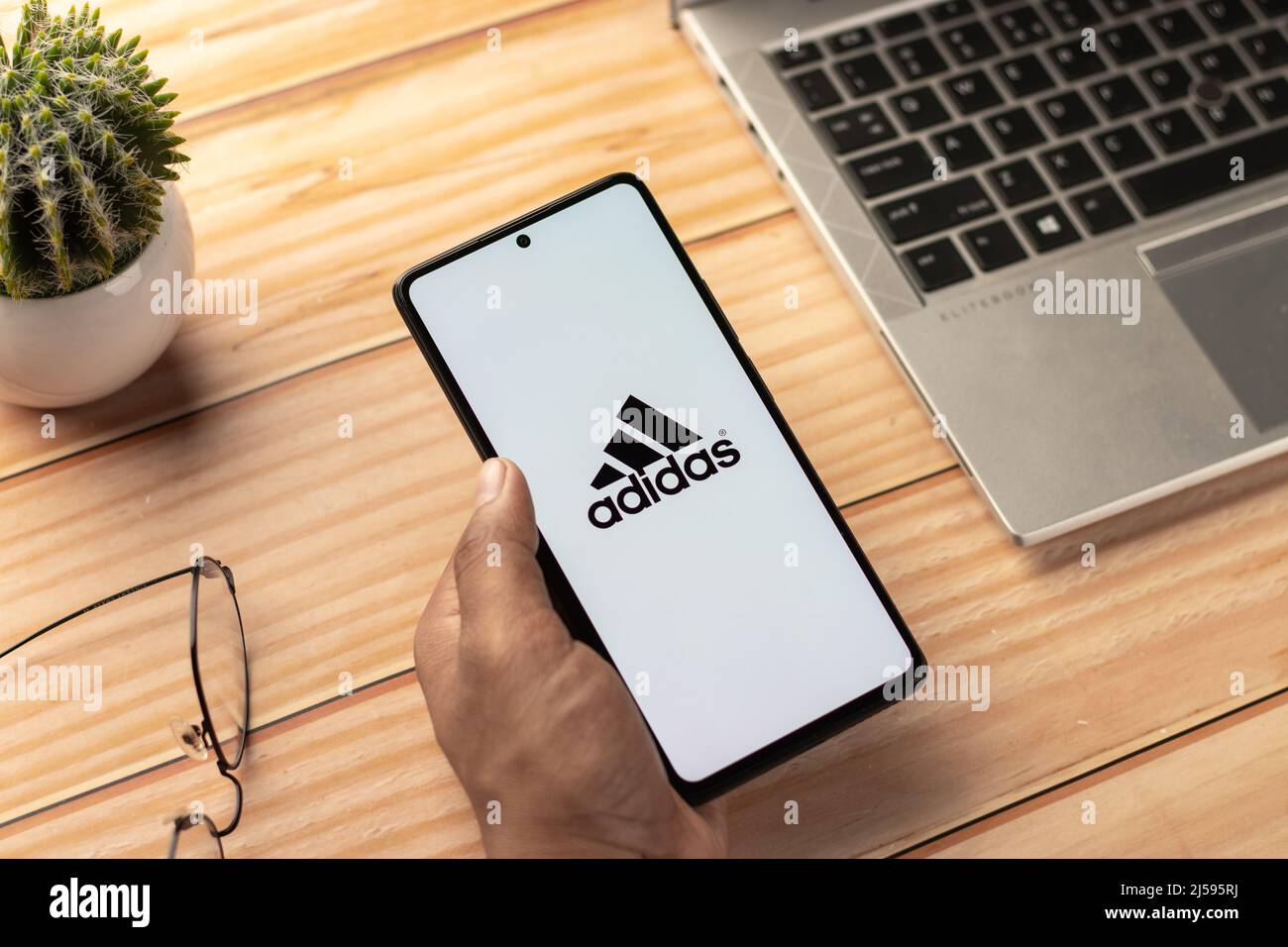 West Bangal, Indien - 20. April 2022 : Adidas-Logo auf dem Telefonbildschirm Stockbild. Stockfoto