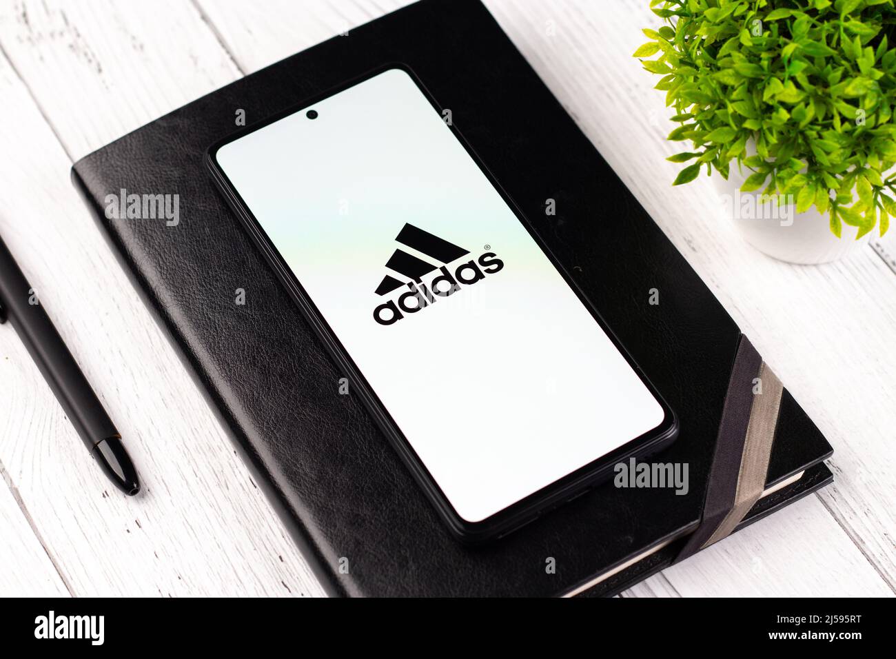 West Bangal, Indien - 20. April 2022 : Adidas-Logo auf dem  Telefonbildschirm Stockbild Stockfotografie - Alamy