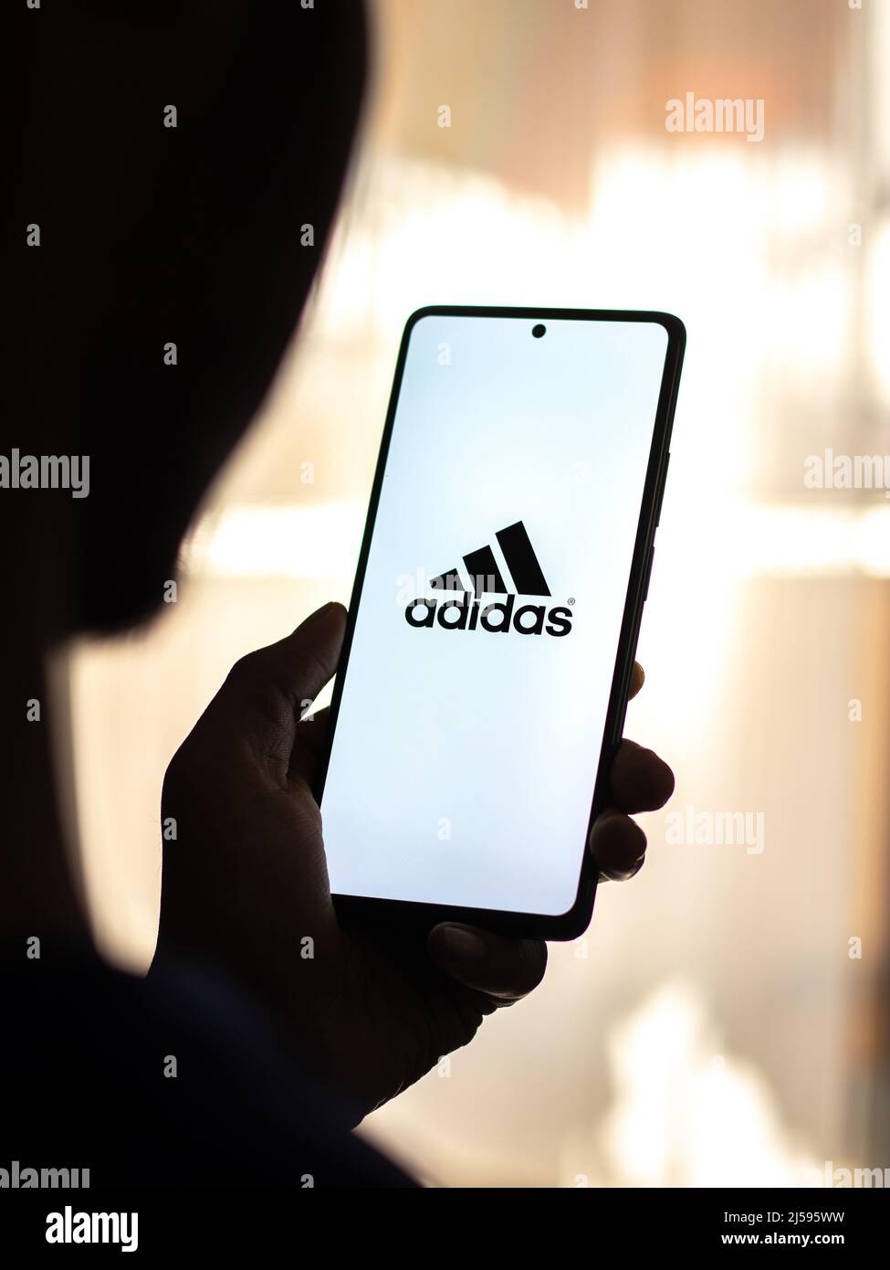 West Bangal, Indien - 20. April 2022 : Adidas-Logo auf dem Telefonbildschirm Stockbild. Stockfoto