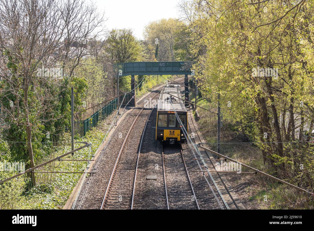 Ein Zug, der mit dem Metro-System Tyne and Wear fährt, West Jesmond, Newcastle upon Tyne, Großbritannien. Quelle: Hazel Plater/Alamy Stockfoto