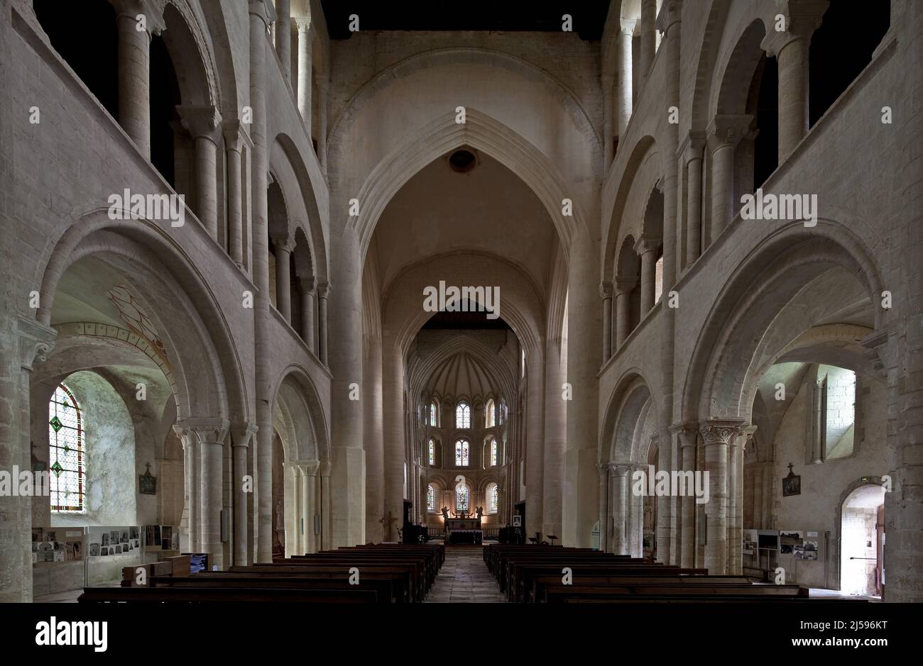 Cerisy-la-Forêt, Normandie, Abteikirche Innenraum nach Osten mit dreizonigem Wandaufbau Sterngewölbe des 14. Jhd in der Apsis und nachträglich verstar Stockfoto