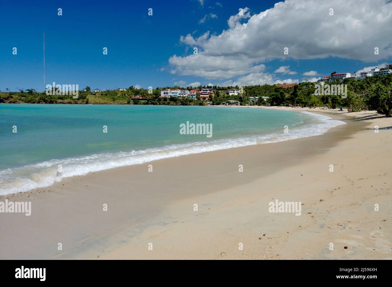 Ruhiges blaues Meer, das auf den goldweißen Sandstrand des Morne Rouge Beach Grenada, Karibik, ragt Stockfoto