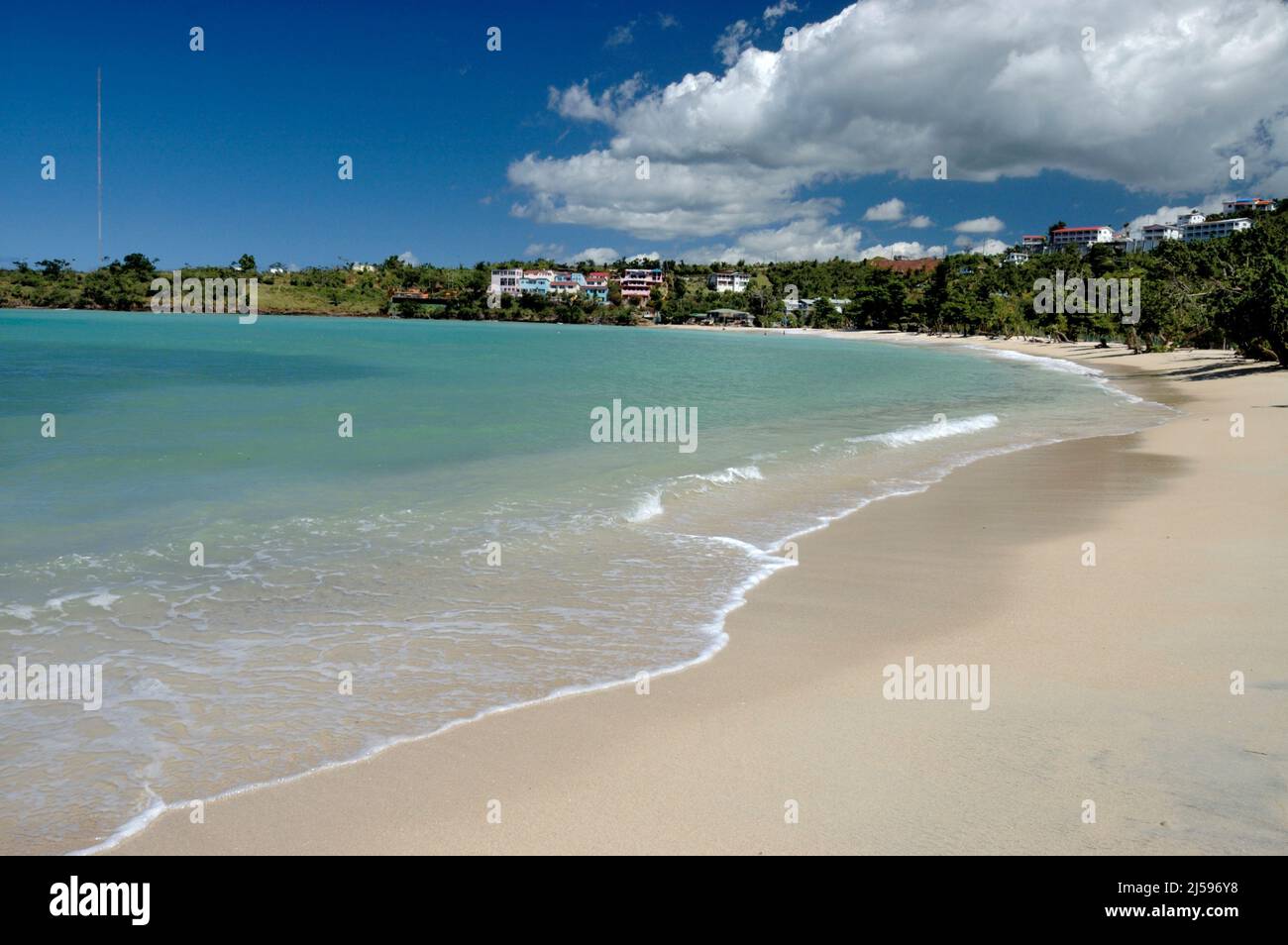 Goldweißer Sandstrand und flaches, ruhiges Meer, Wellen schlagen, Morne Rouge Beach Grenada, Karibik Stockfoto