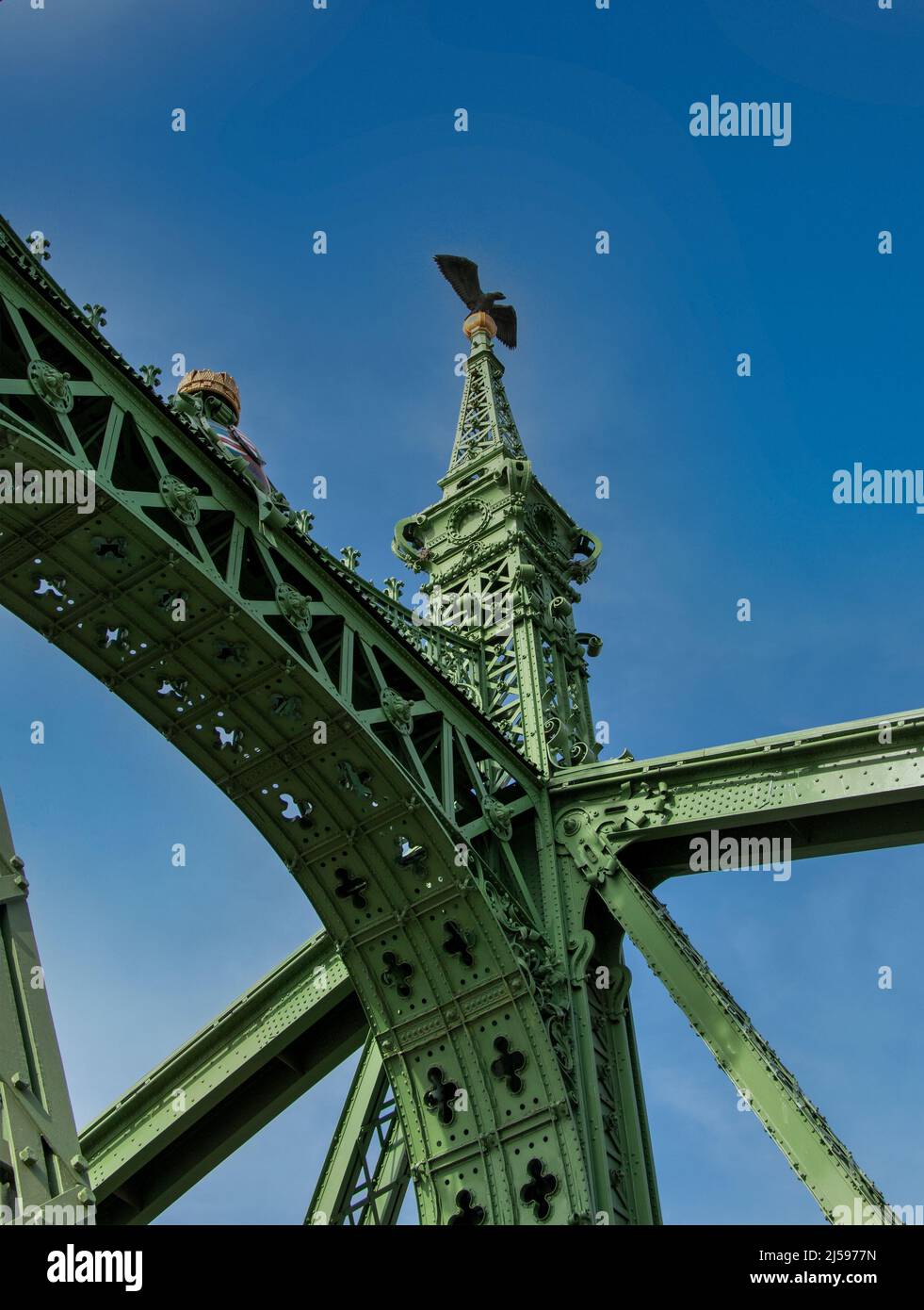 Dekoriert mit einer Bronzestatue Freiheitsbrücke in Budapest Stockfoto