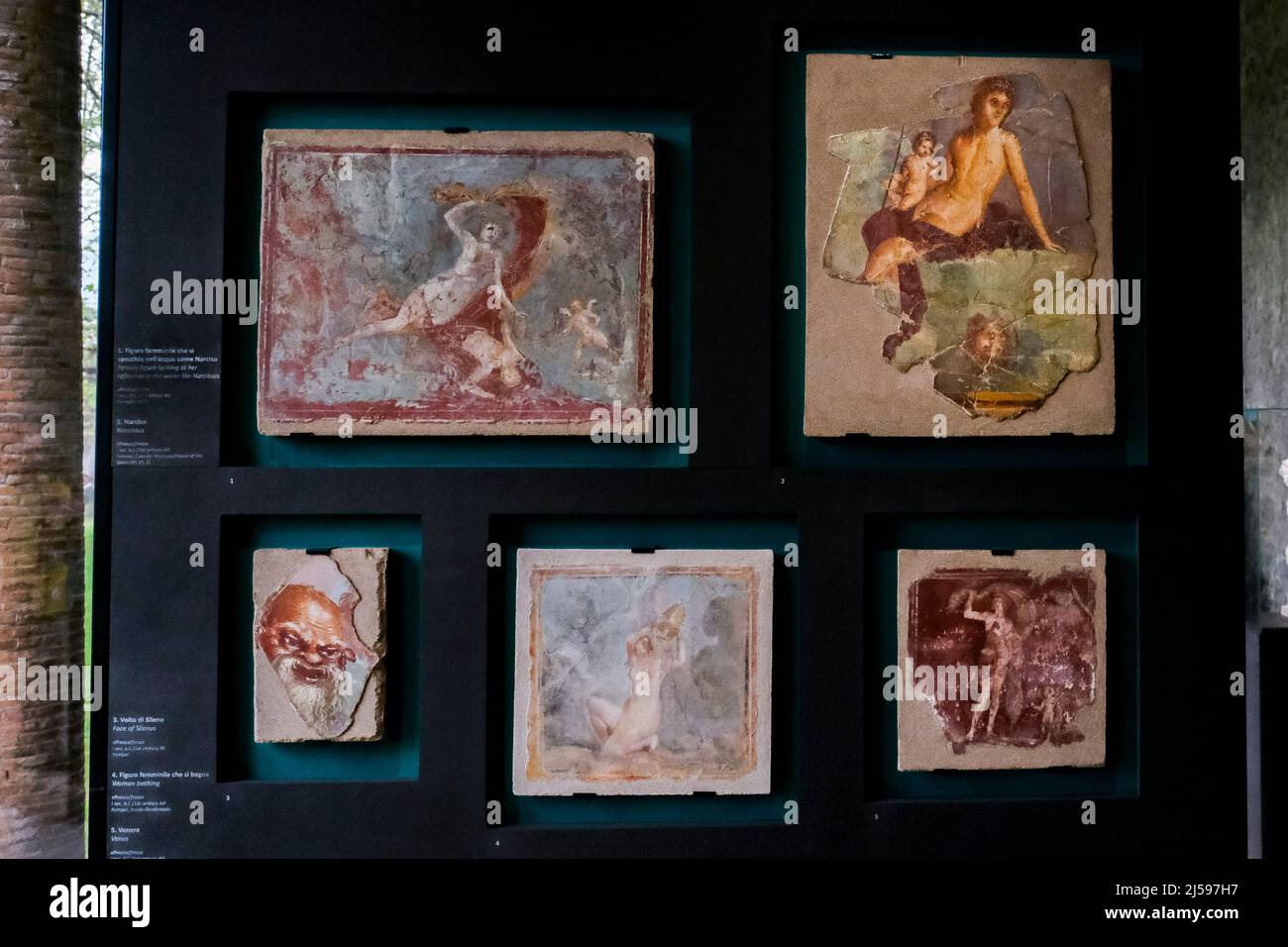 Die Ausstellung "Kunst und Sinnlichkeit in den Häusern von Pompeji" zeigt 70 Werke, alle aus den Lagerräumen des Archäologischen Parks von Pompeji, die heute am 21. April 2022 in der großen Turnhalle eröffnet wurden Stockfoto