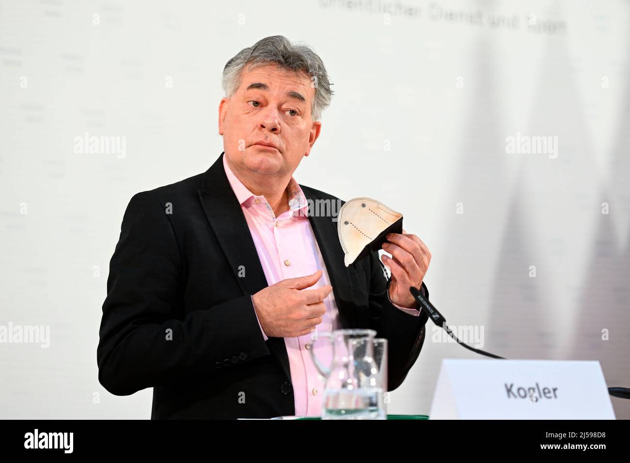 Wien, Österreich. 21. November 2022. Pressekonferenz mit Vizekanzler Werner Kogler (die Grünen). Thema: Aktuelle Studie des Instituts für Sportökonomie SportsEconAustria zur wirtschaftlichen Bedeutung des Sports, seinem Einfluss auf die Wirtschaftsleistung, die Wertschöpfung sowie die Schaffung und Sicherung von Arbeitsplätzen Stockfoto