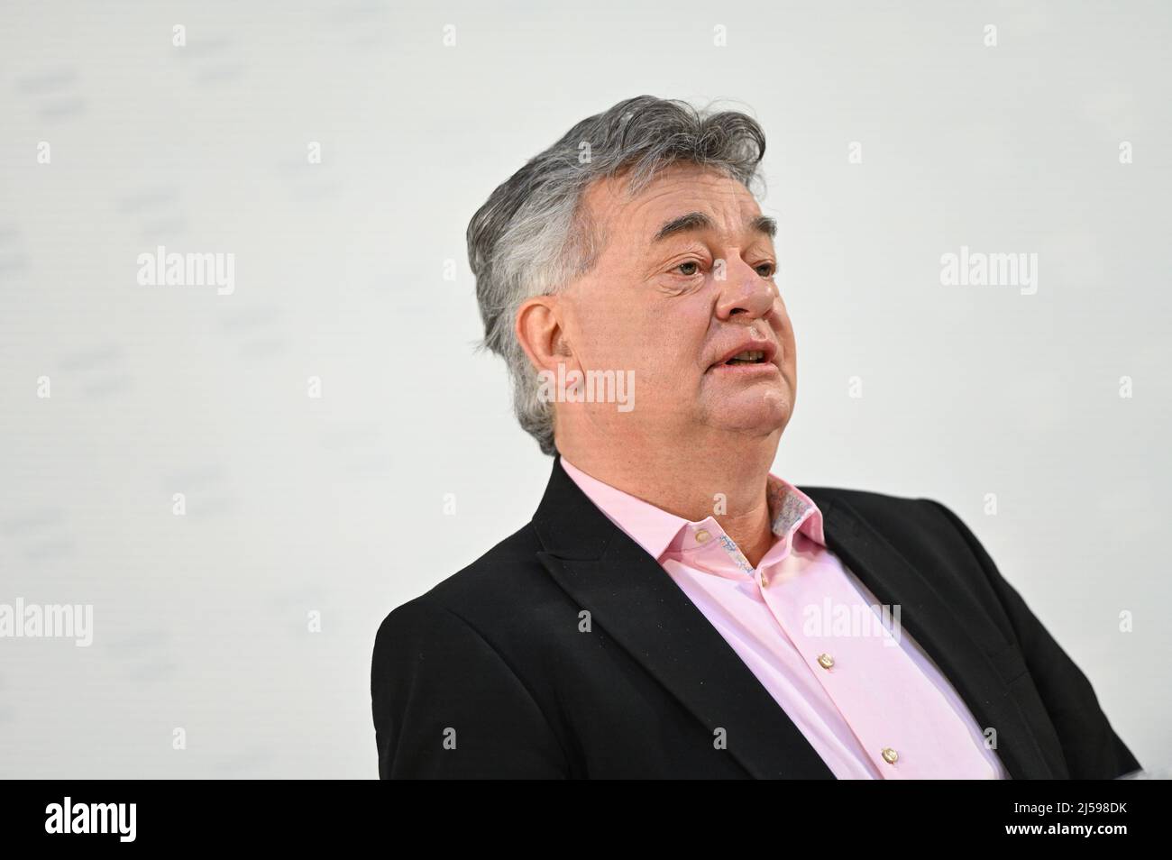 Wien, Österreich. 21. November 2022. Pressekonferenz mit Vizekanzler Werner Kogler (die Grünen). Thema: Aktuelle Studie des Instituts für Sportökonomie SportsEconAustria zur wirtschaftlichen Bedeutung des Sports, seinem Einfluss auf die Wirtschaftsleistung, die Wertschöpfung sowie die Schaffung und Sicherung von Arbeitsplätzen Stockfoto