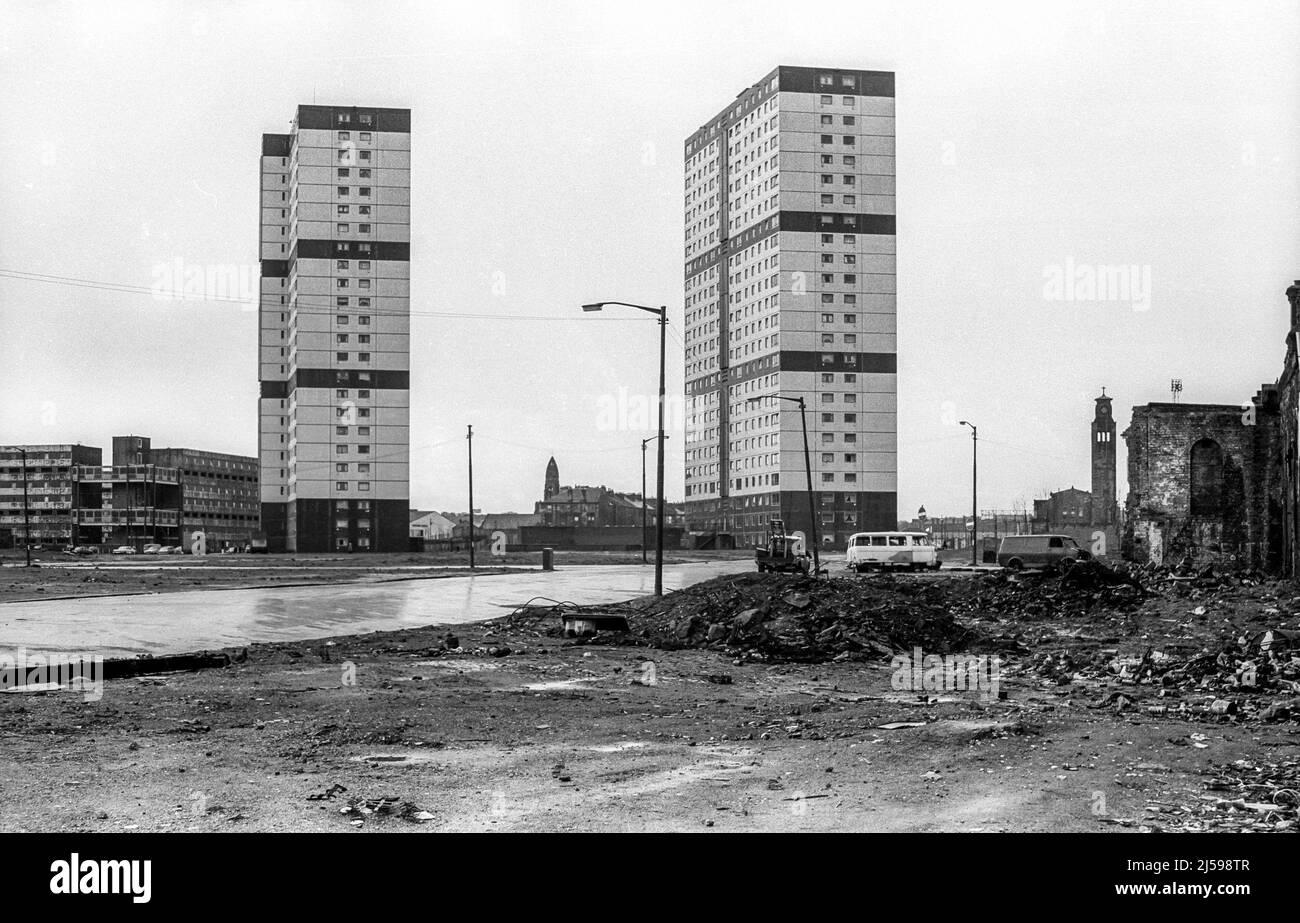 Die Sandiefield Road Tower Blocks im Hutchesontown-Gebiet der Gorbals in Glasgow waren 69m hoch und enthielten fast 400 Wohnungen auf 24 Stockwerken. Sie wurden im Jahr 1971 als Teil des Areals E des Gorbals Comprehensive Development Area fertiggestellt. Die Blöcke wurden ihrerseits durch eine kontrollierte Explosion am 21. Juli 2013 abgerissen, um Platz für ein neues Gesundheitszentrum, Sozialwohnungen und Bürounterkünfte zu schaffen. Das Bild ist ein Scan des ursprünglichen Schwarzweiß-Negativs, das im März 1977 aufgenommen wurde. Stockfoto