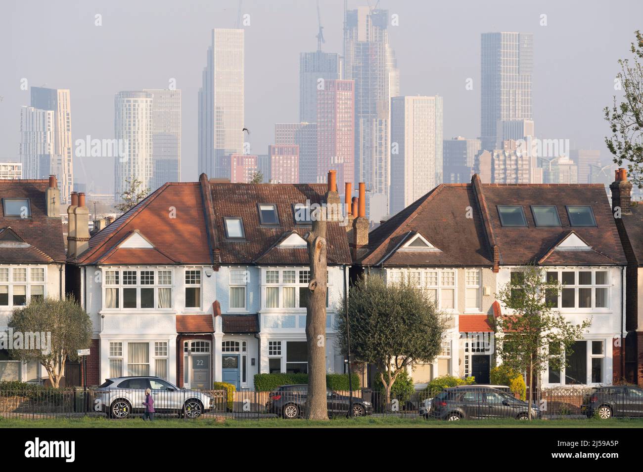 Reihenhäuser und in der Ferne die wachsende Entwicklung bei Nine Elms in Battersea, vom Ruskin Park aus gesehen, einer Grünfläche im Süden Londons in Lambeth, am 21.. April 2022 in London, England. Stockfoto