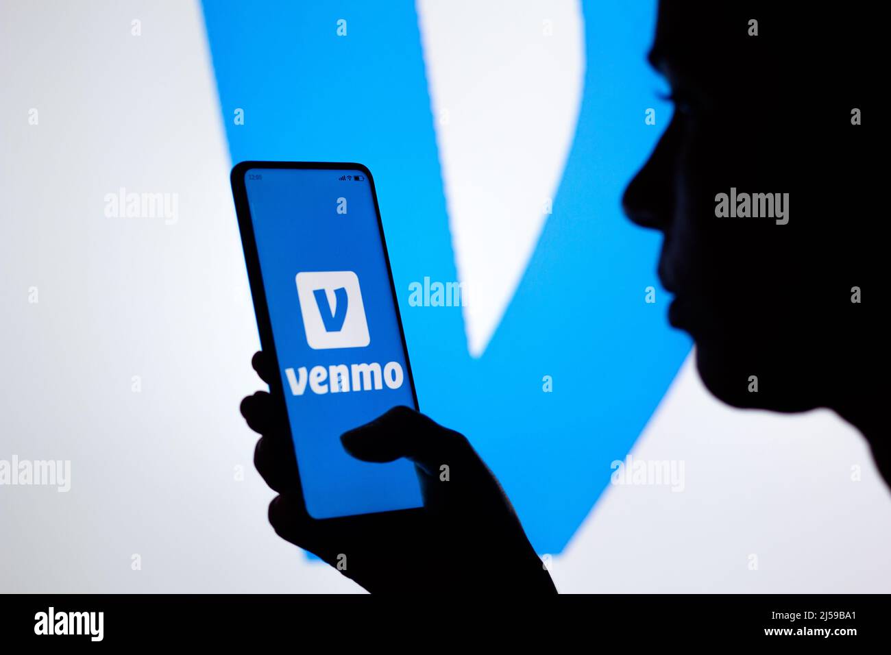 Brasilien. 21. April 2022. In dieser Abbildung hält eine Frau mit Silhouetten ein Smartphone mit dem Venmo-Logo auf dem Bildschirm. (Foto von Rafael Henrique/SOPA Images/Sipa USA) Quelle: SIPA USA/Alamy Live News Stockfoto
