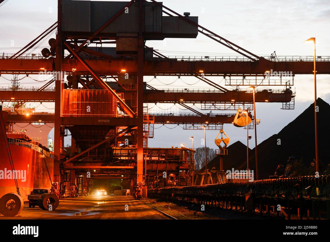 Deutschland, Hamburg, Hansaport Import von Kohle und Erz, Entladung von Steinkohle vom Bulk Carrier / DEUTSCHLAND, Hamburg, Hansaport, Import von Kohle aus Rußland, Kolumbien etc., Entladung von Steinkohle von einem Frachter Stockfoto