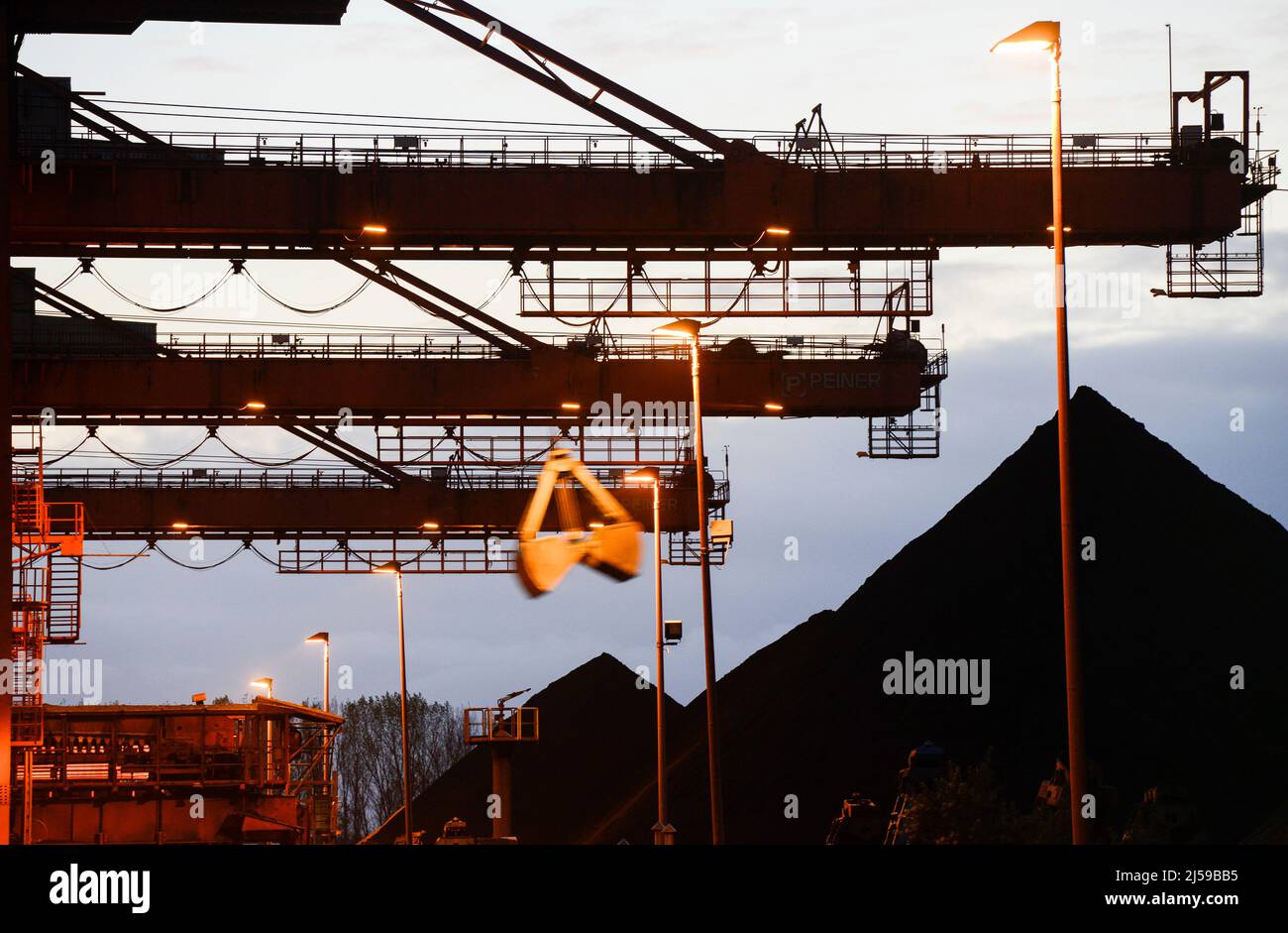 Deutschland, Hamburg, Hansaport Import von Kohle und Erz, Entladung von Steinkohle vom Bulk Carrier / DEUTSCHLAND, Hamburg, Hansaport, Import von Kohle aus Rußland, Kolumbien etc., Entladung von Steinkohle von einem Frachter Stockfoto