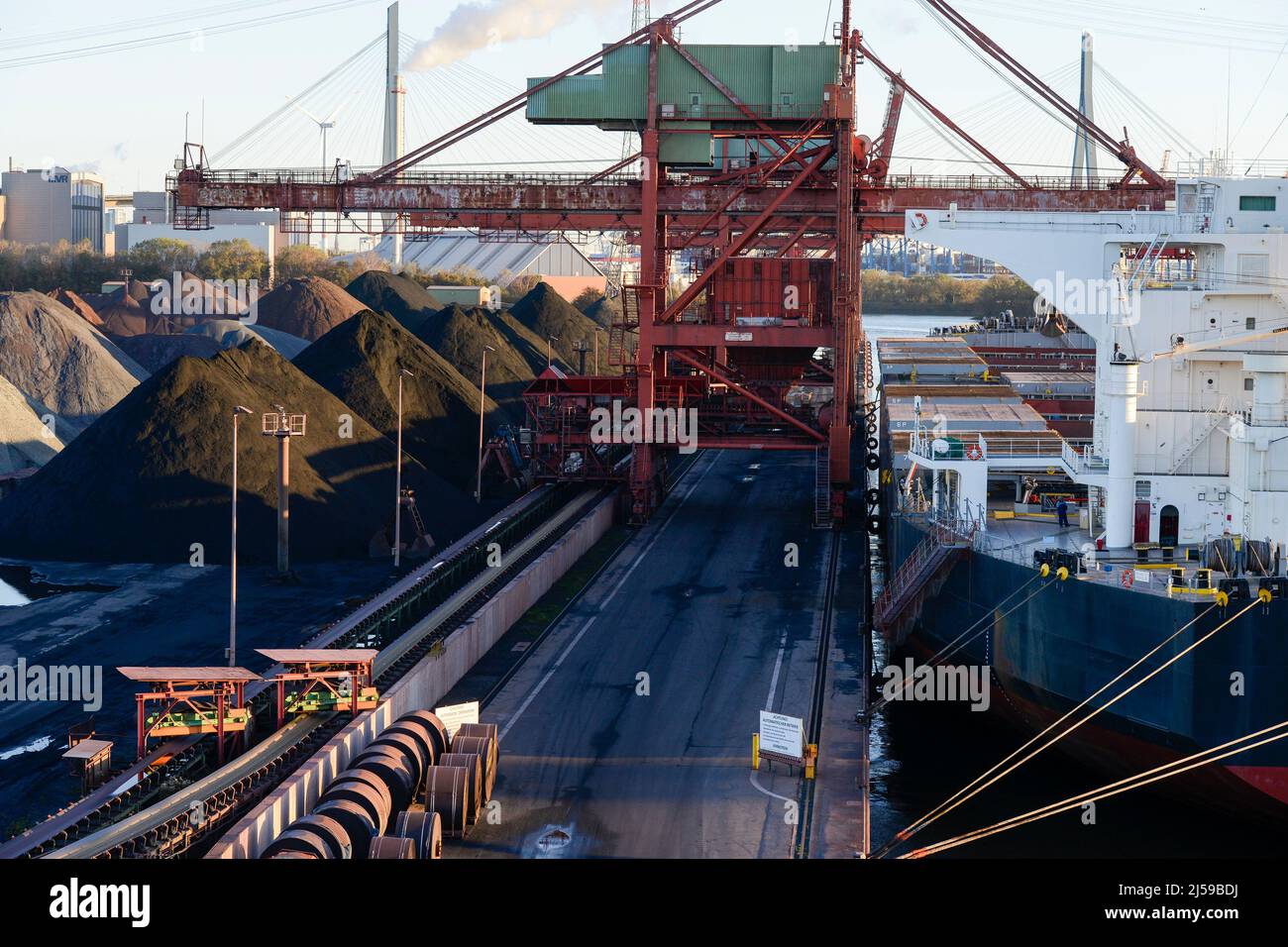 Deutschland, Hamburg, Hansaport Import von Kohle und Erz, Entladung von Steinkohle vom Bulk Carrier / DEUTSCHLAND, Hamburg, Hansaport, Import von Kohle aus Rußland, Kolumbien etc., Entladung von Steinkohle von einem Frachter Stockfoto