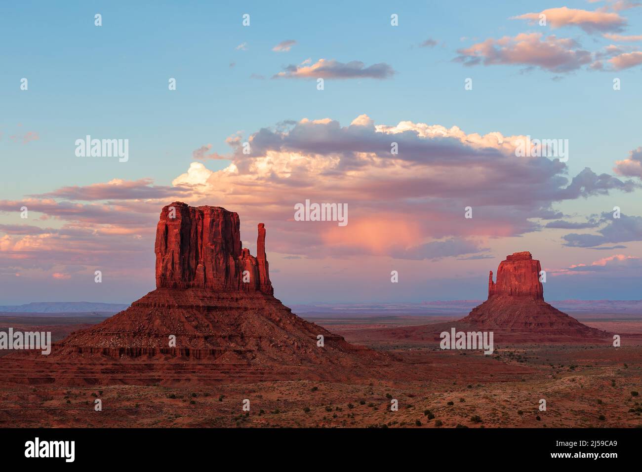Monument Valley Navajo Tribal Park bei Sonnenuntergang Stockfoto