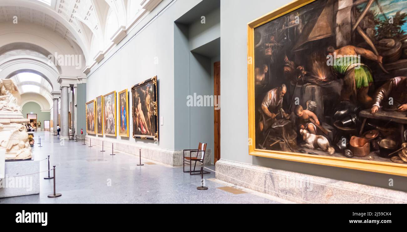 Der Saal mit klassischen italienischen Gemälden aus dem 16.. Jahrhundert im Prado Museum, Madrid, Spanien Stockfoto