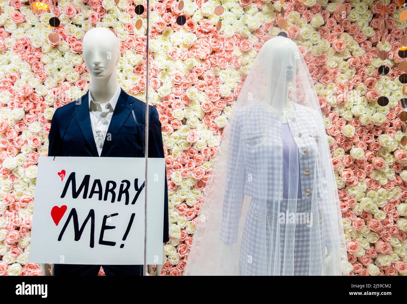 Schaufenster - Hochzeitskleid mit Marry Me Poster - Brautgeschäft im Zentrum von Madrid, Spanien Stockfoto