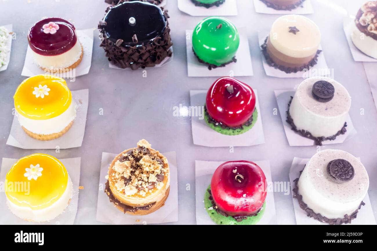 Bunte runde Kuchen Oreo auf dem Display in Madrid, Spanien Stockfoto