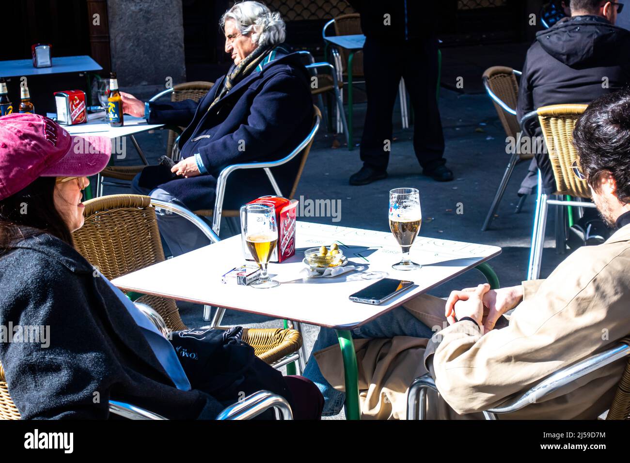 Die Gäste trinken Bier im Restaurant Leon V im Freien, in der Nähe der Plaza Mayor, Madrid, Spanien. Stockfoto