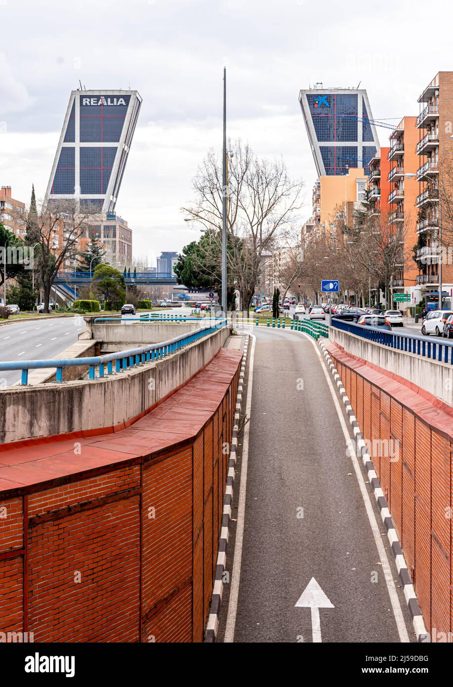 Tunnel, der zur Straße zum Tor von Europa führt - ikonische, zweifach schiefe Bürogebäude, die 1996 in Madrid, Spanien, eröffnet wurden Stockfoto