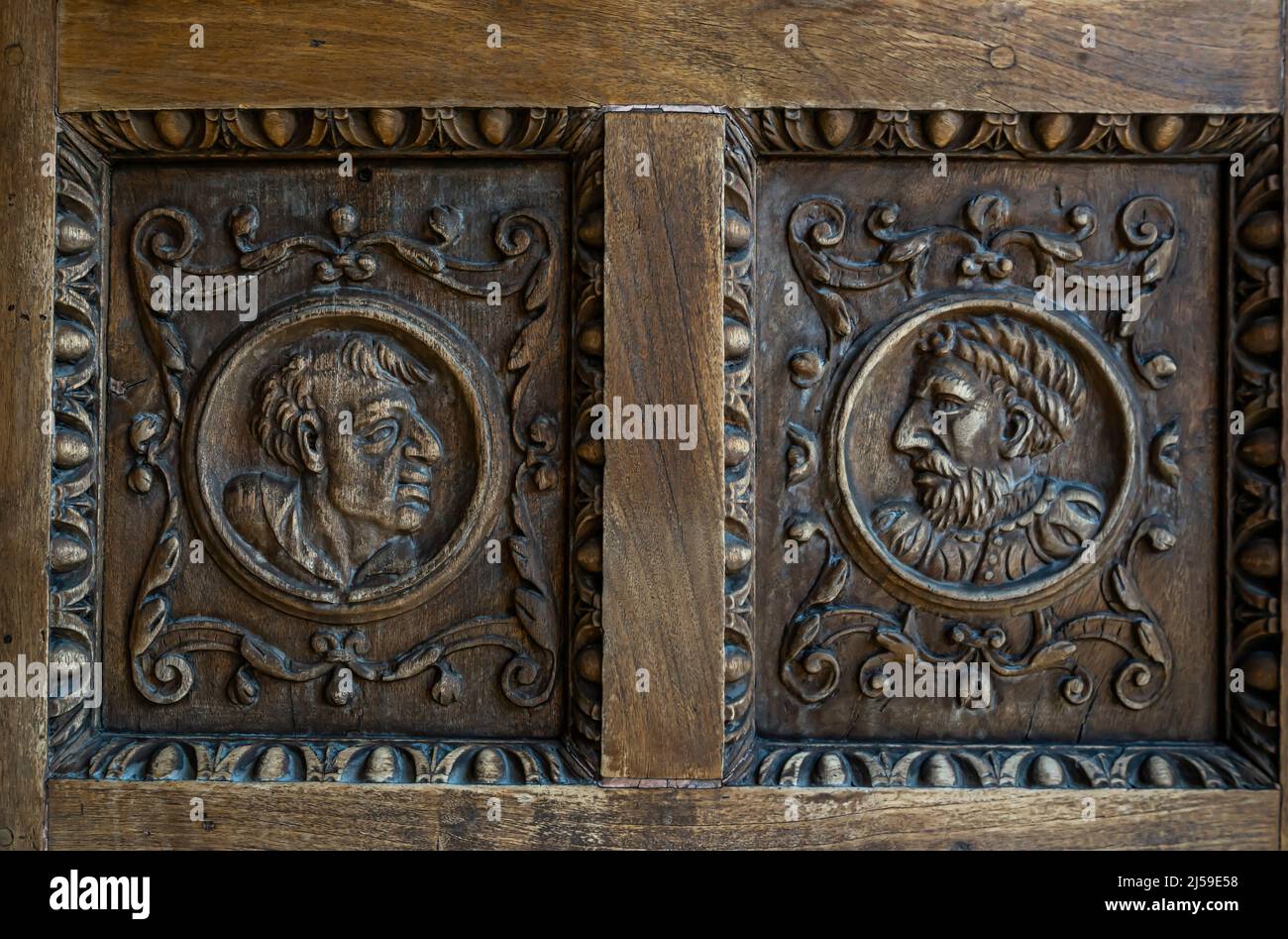 Detail - Gravuren im Museo Casa de los Tiros - Museum Haus von Tiros, historisches Haus aus dem 16.. Jahrhundert in Granada, Andalusien, Spanien Stockfoto