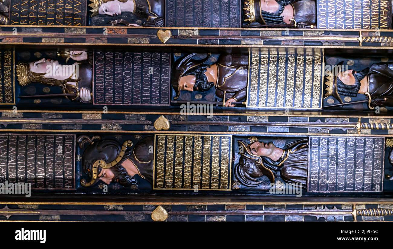 Museo Casa de los Tiros - Granada, Andalusien, Spanien. Cuadra Dorada Hall Room - geschnitzte Köpfe der spanischen Könige und Helden mit Inschriften Stockfoto