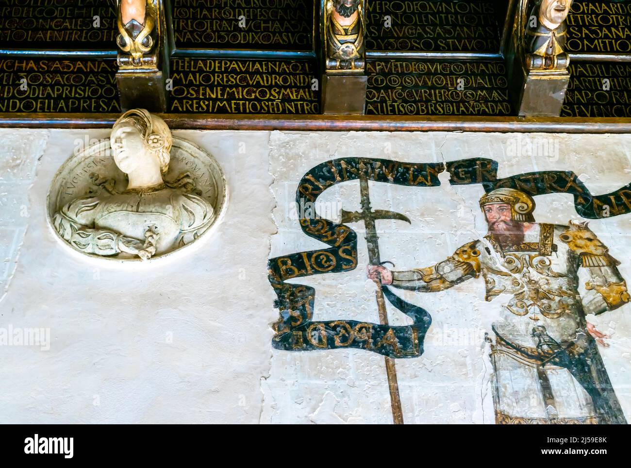 Museo Casa de los Tiros - Saal Cuadra Dorada - die Wände sind Überreste von Wandgemälden, die Helden und Krieger darstellen. Granada, Spanien Stockfoto