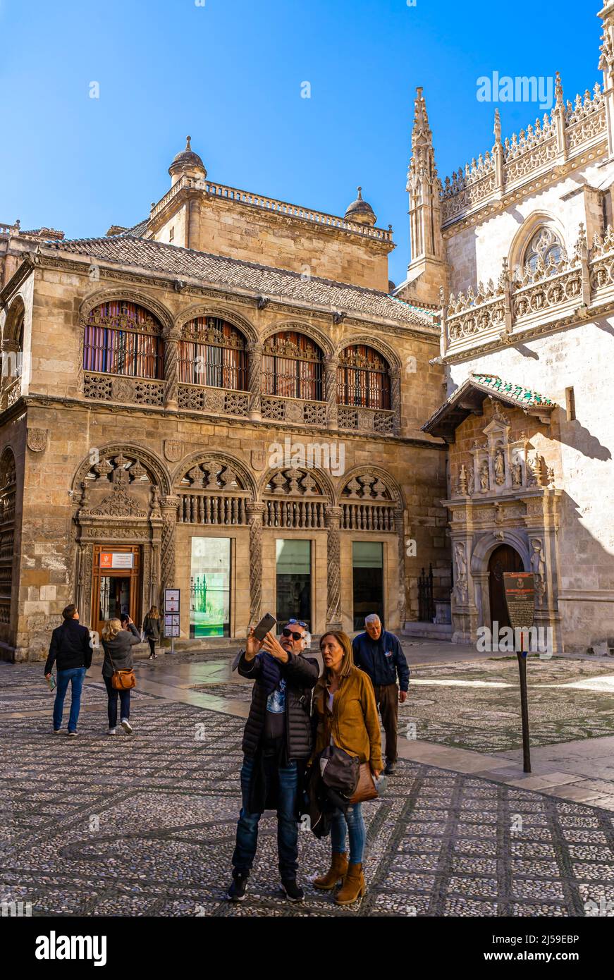 Touristen fotografieren vor dem historischen Wahrzeichen von Granada - der Königlichen Kapelle von Granada, Andalusien, Spanien Stockfoto