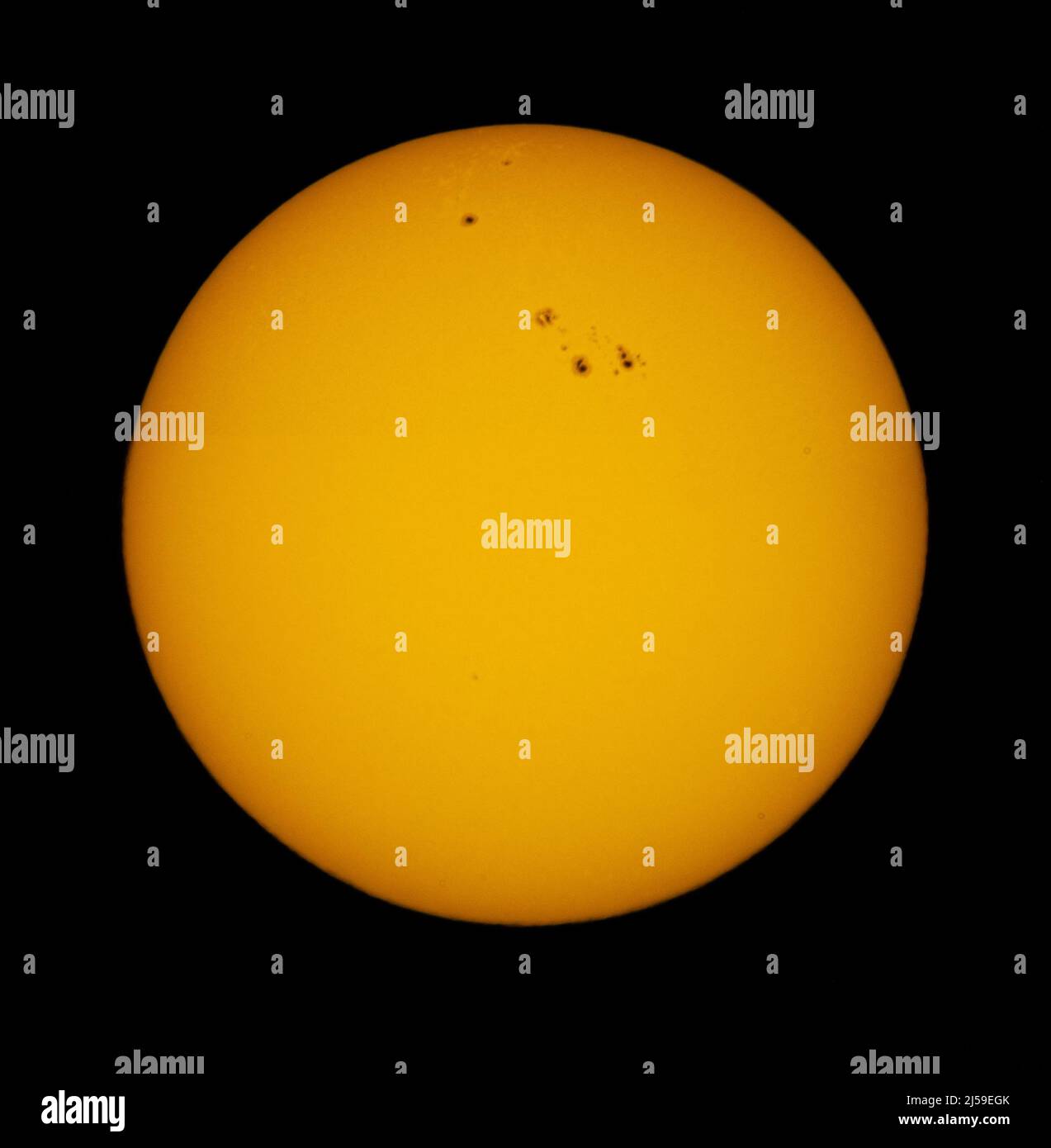 Neue Sonnenflecken, die groß genug sind, um den Erdeinlauf in den Sonnenzyklus 25 zu verschlingen. Zwei große Sonnenfleckgruppen, die als AR 229 und AR 2994 bekannt sind, wurden vor einigen Tagen am nordöstlichen Rand der Sonne sichtbar, mit einer erhöhten Möglichkeit von lebhaften Auroren und potenziell schädlichen Sonneneruptionen in den kommenden Monaten. Die Sonnenflecken sind groß genug, dass sie die ganze Erde verschlucken könnten. Die Flecken werden durch magnetische Störungen der sichtbaren Photosphäre der Sonne verursacht, die die kühleren Schichten darunter freilegt. Jetzt begann der Sonnenzyklus 25, der Sonnenzyklus 1 im Jahr 1775, als Astronomen erstmals den Aufnahmen Stockfoto