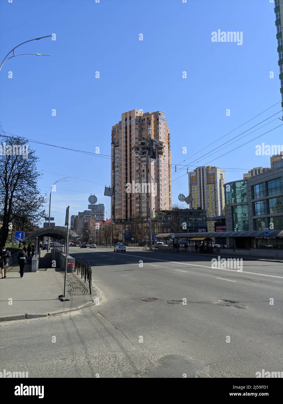 Gebäude in einem Wohngebiet, das von einer Lenkraketenrakete in Kiew getroffen wurde. Militärische Invasion in der Ukraine durch russische Streitkräfte Stockfoto