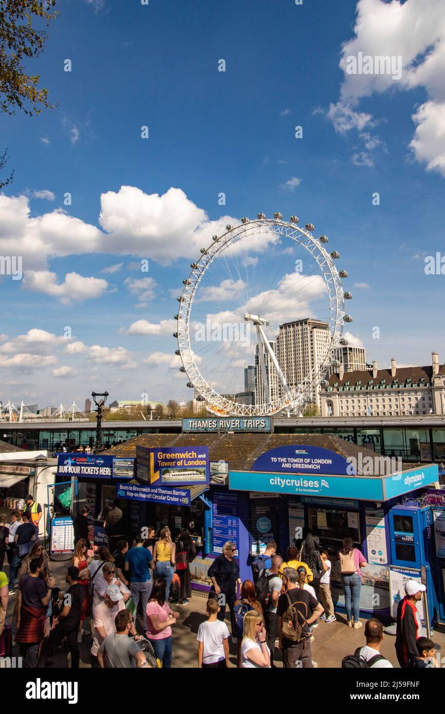 Blick vom Victoria Embankment, London, England, Blick auf das London Eye im Hintergrund Stockfoto