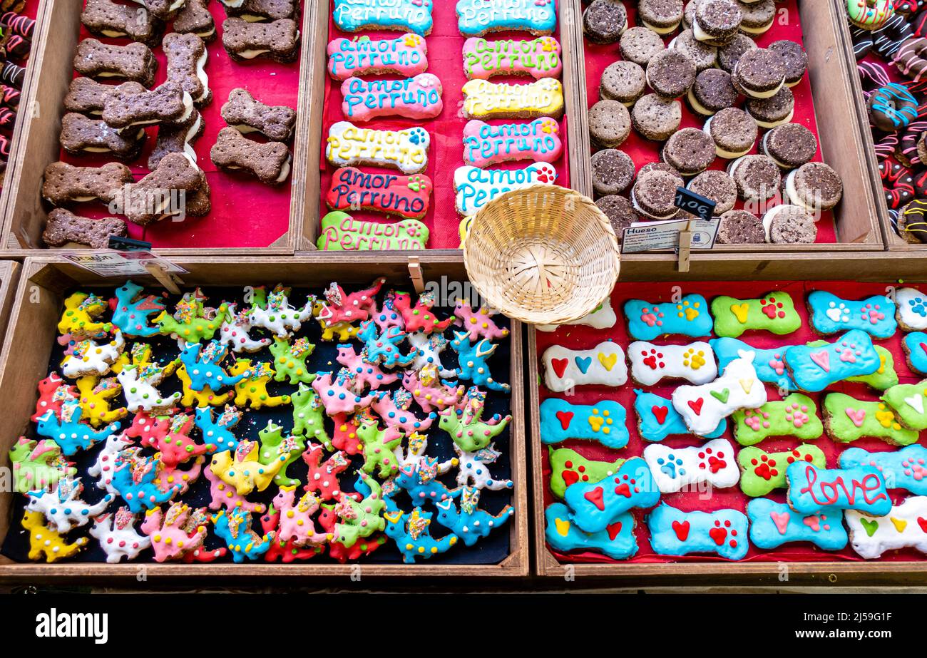 Miguitas – Gourmet Hundefutter-Geschäft mit Hundefutter in Madrid, Spanien. Farbenfrohes, farbenfrohes Hundefutter für kleine Snacks. Stockfoto